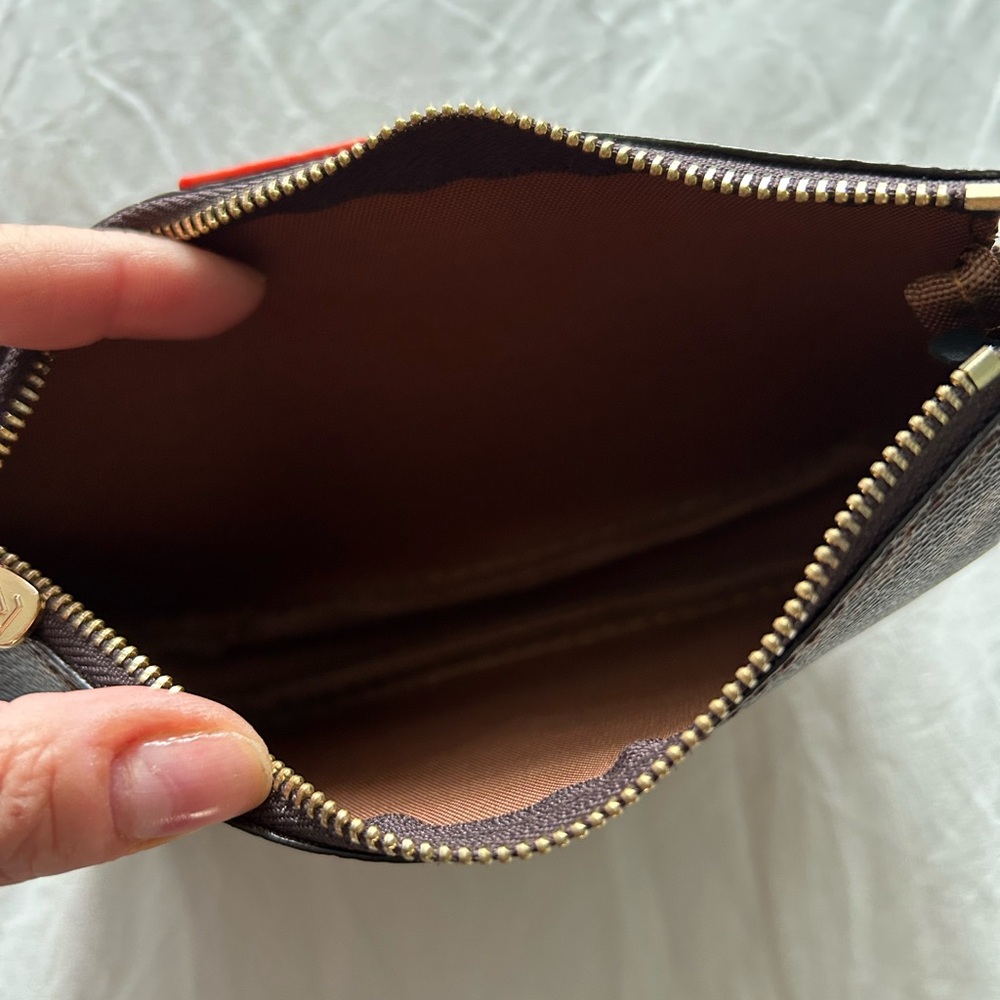 Louis Vuitton Brown Monogram case - Picture 5 of 6